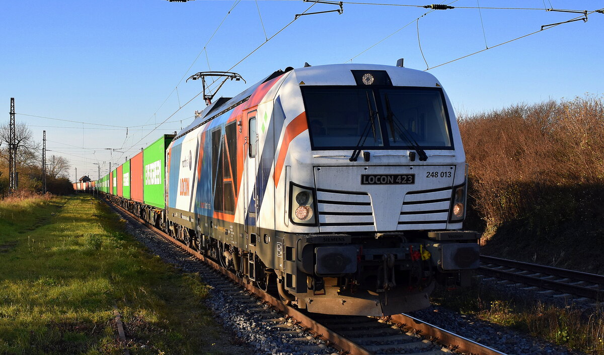 LOCON LOGISTIK & CONSULTING AG, Berlin [D] mit der geleasten Northrail Vectron Dual Lok  248 013/LOCON 423  [NVR-Nummer: 90 80 2248 013-1 D-NRAIL] und einem Containerzug am 06.11.25 Höhe Bahnhof Prödel (Sachsen Anhalt). 