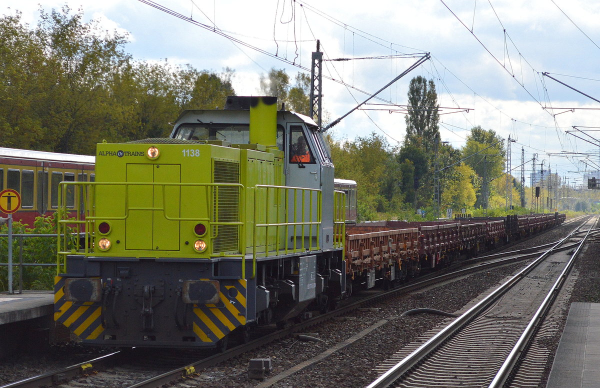 LOCON mit der ALPHA TRAINS 1138 (275 119-6) und einigen Drehgestell-Flachwagen am 22.09.17 Bf. Berlin-Hohenschönhausen.