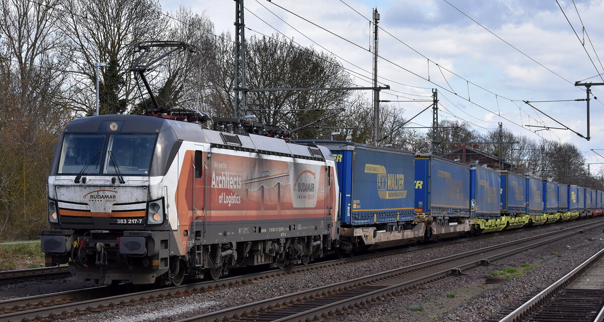 LOKORAIL, a.s., Bratislava [SK] mit der geleasten   383 217-7  [NVR-Nummer: 91 56 6383 217-7 SK-RAILL] und einem KLV-Zug am 01.04.25 Höhe Bahnhof Niederndodeleben.