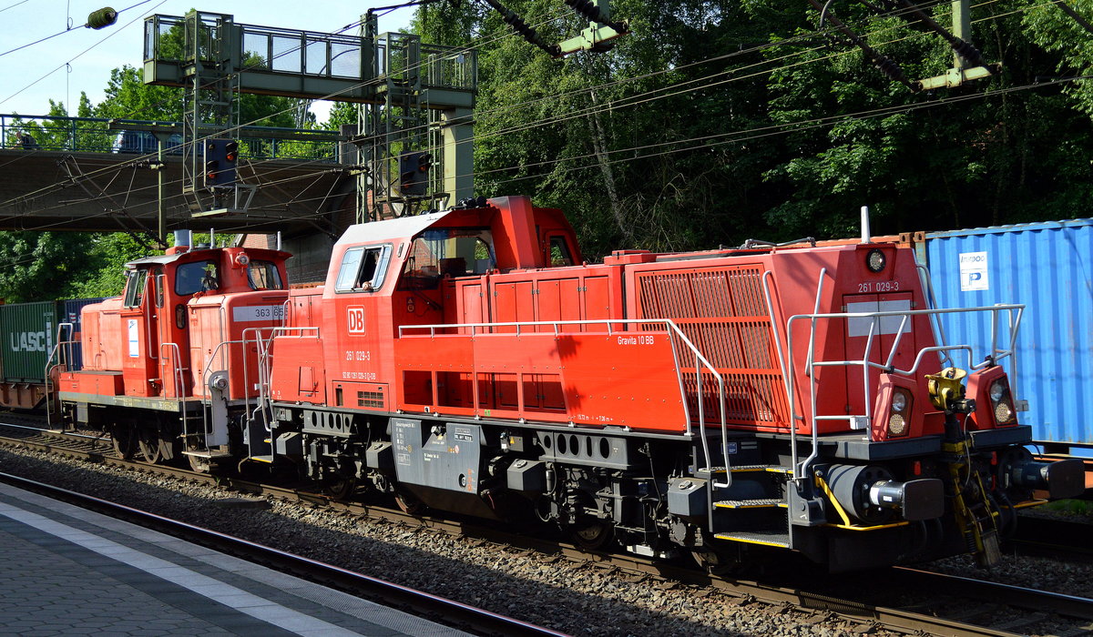 Lokzug, 261 029-3 mit 363 655-2 am Haken am 20.06.17 Bf. Hamburg-Harburg.