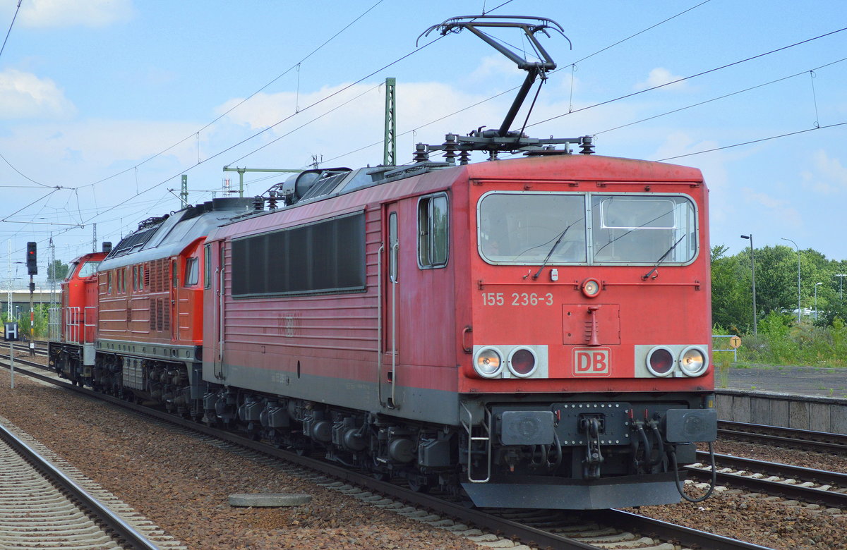 Lokzug mit 155 236-3 mit 232 609-8 und 298 327-8 am Haken am 29.07.16 Bf. Flughafen Berlin-Schönefeld.