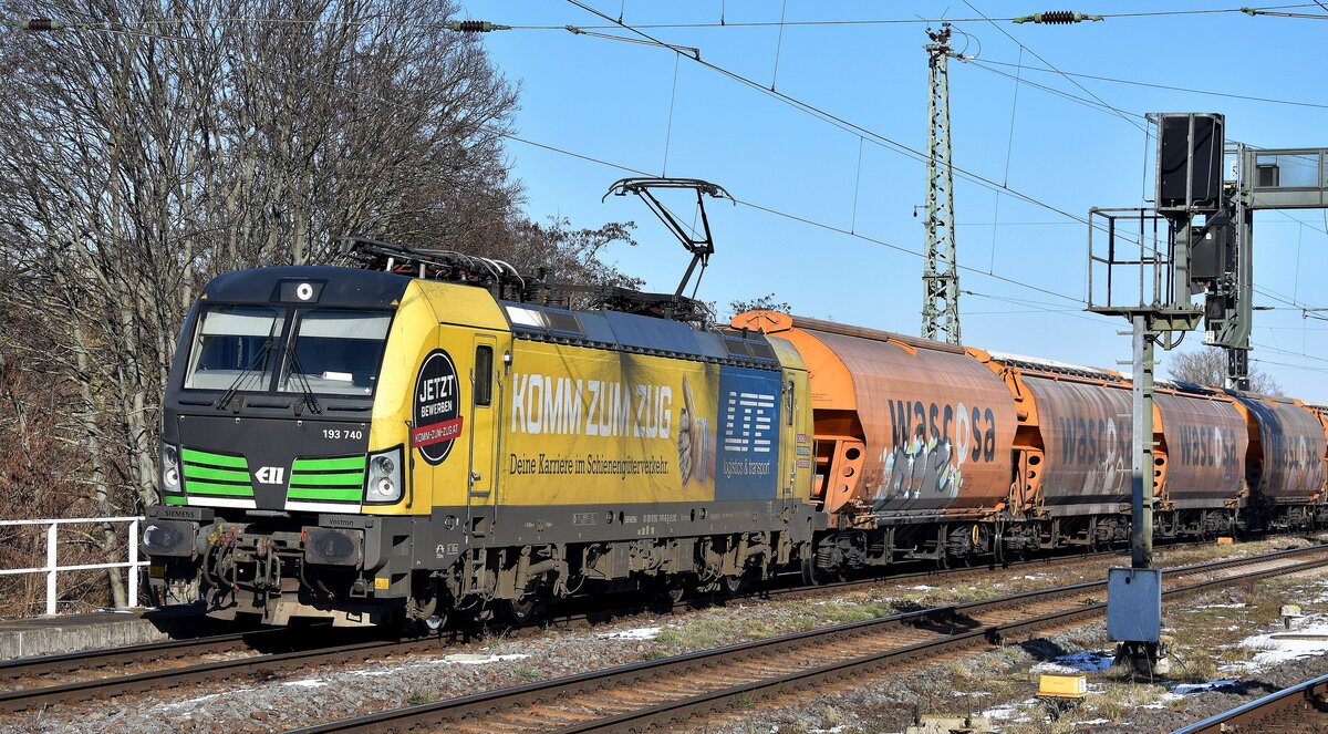 LTE Logistik- and Transport-GmbH, Graz [A] mit der geleasten ELL Vectron  193 740  [NVR-Nummer: 91 80 6193 740-8 D-ELOC] und einem Getreidezug am 18.02.25 Höhe Bahnhof Magdeburg-Neustadt.