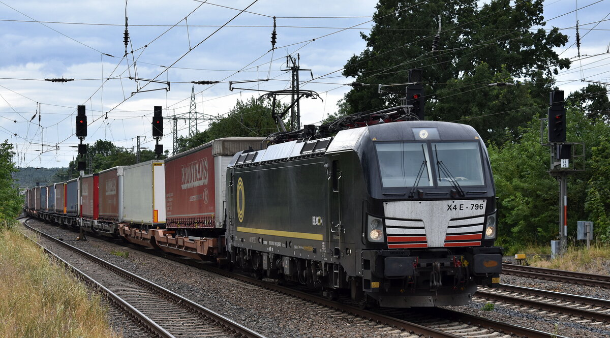 LTE Logistik- und Transport GmbH, Graz [A] mit der geleasten BRCE Vectron  X4 E - 796  [NVR-Nummer: 91 80 6193 796-0 D-DISPO] und einem KLV-Zug Richtung Frankfurt/Oder weiter nach Polen am 09.07.25 Höhe Bahnhof Saarmund.