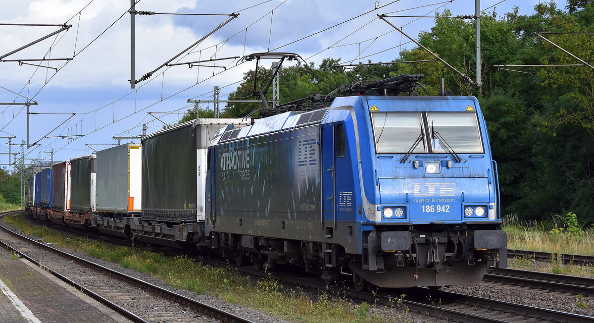 LTE Logistik- und Transport GmbH, Graz [A] mit ihrer  186 942  [NVR-Nummer: 91 80 6186 942-9 D-LTE] und einem KLV-Zug am 01.08.25 Höhe Bahnhof Niederndodeleben.