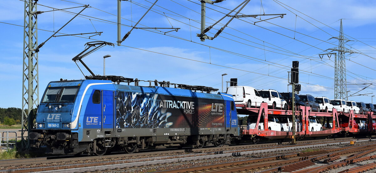 LTE Logistik- und Transport GmbH, Graz [A] mit ihrer  186 945-2  [NVR-Nummer: 91 80 6186 945-2 D-LTE] und einem PKW-Transportzug am 24.09.25 Höhe Bahnhof Rodleben.