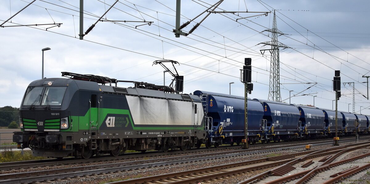 LTE Logistik und Transport GmbH, Graz [A] mit der geleasten ELL Vectron  193 511  [NVR-Nummer: 91 80 6193 511-3 D-ELOC] und einem Getreidezug am 01.10.25 Höhe Bahnhof Rodleben.