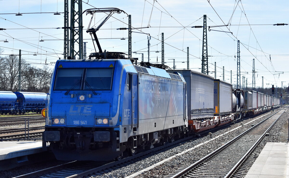 LTE Logistik und Transport GmbH, Graz [A] mit ihrer  186 941  [NVR-Nummer: 91 80 6186 941-1 D-LTE] und einem KLV-Zug Richtung Polen am 15.04.26 Höhe Bahnhof Ruhland.