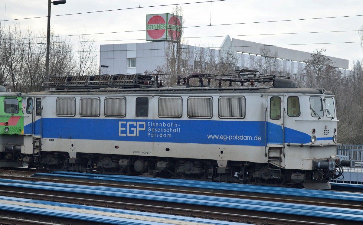 Mal seit längerem wieder eine EGP Doppeltraktion BR 142 anstelle der SRI 151ér am Gbf. Berlin Greifswalder Str. abgestellt, im Bild die schöne 142 126-2 zusammen mit 142 133-8 am 18.02.16 gesichtet. 