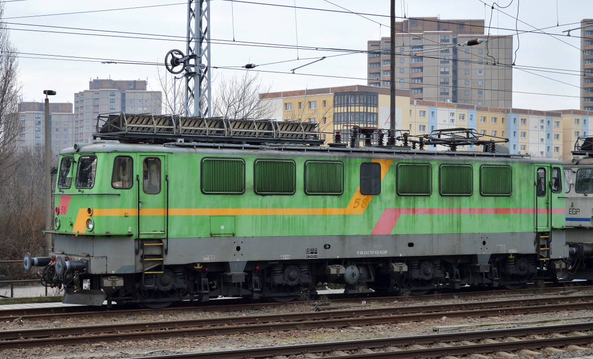 Mal seit längerem wieder eine EGP Doppeltraktion BR 142 anstelle der SRI 151ér am Gbf. Berlin Greifswalder Str. abgestellt, im Bild die schöne 142 126-2 zusammen mit 142 133-8 am 18.02.16 gesichtet. 