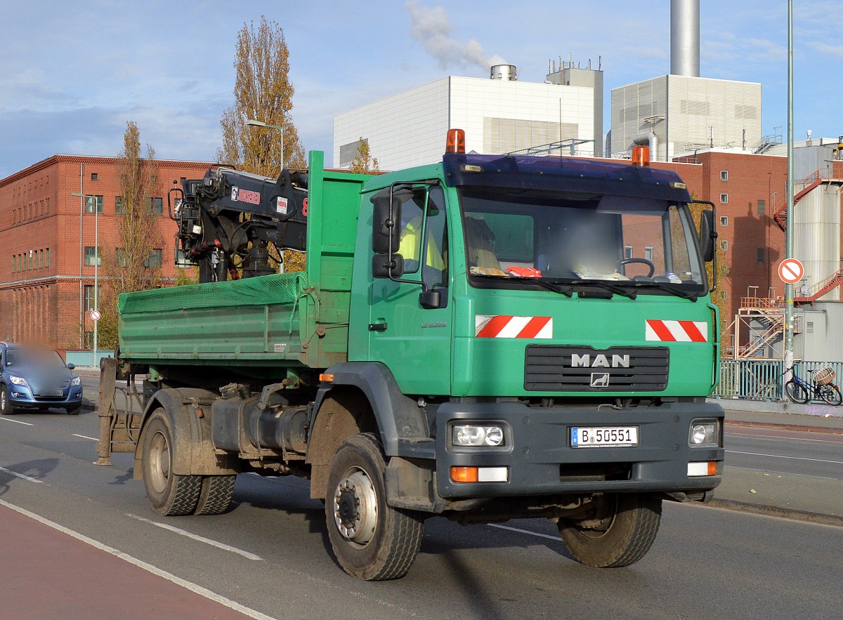 MAN LE 18.220 Baukipper (Selbstlader) am 04.11.14 Berlin Putlitzbrücke.
