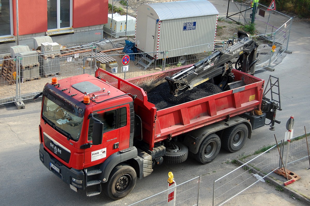 MAN TGS 26.400 Baukipper (Selbstlader) der PINO G�terverkehrsges. mbH am 23.08.13 Berlin-Pankow.