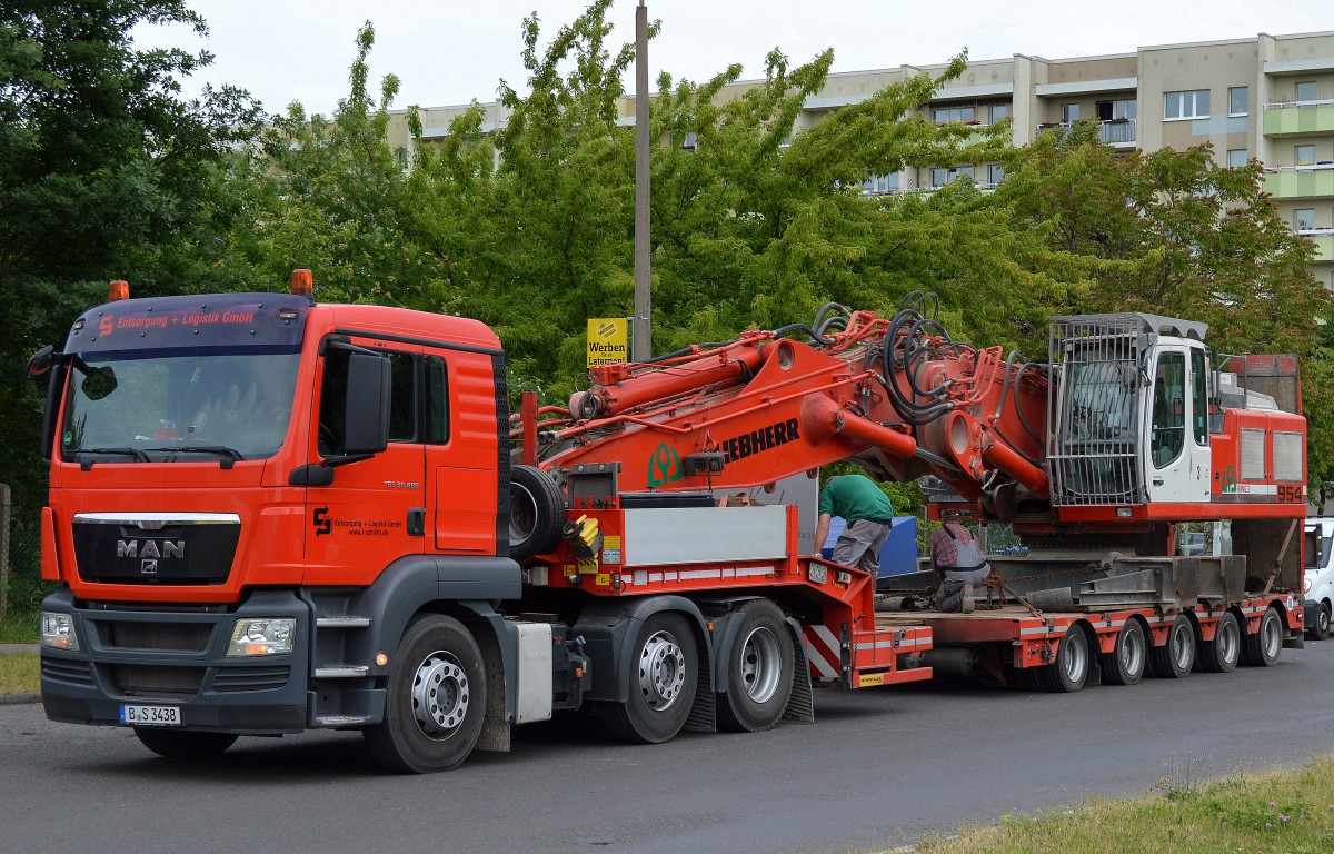 MAN TGS 26.480 Schwerlastsattelzug der Fa. J.-Schicht Entsorgung + Logistik GmbH beladen mit dem Raupenbagger LIEBHERR 954 allerdings interessanterweise ohne den Raupenuntersatz, hier wird die Ladung gerade gesichert, 28.05.15 Berlin-Pankow.