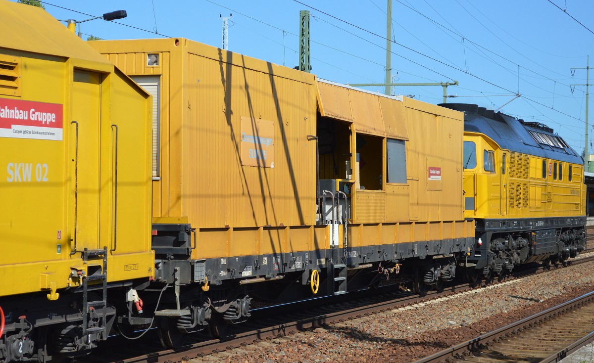Material- und Aufenthaltscontainer auf einem Bordsatzwagen mit der Nr. 80 80 3948 028-6 am 17.09.15 am Schnellumbauzug SUM 315 der DB Bahnbau Gruppe gezogen von 233 493-6 am 17.09.15 Bhf. Flughafen Berlin-Schönefeld.