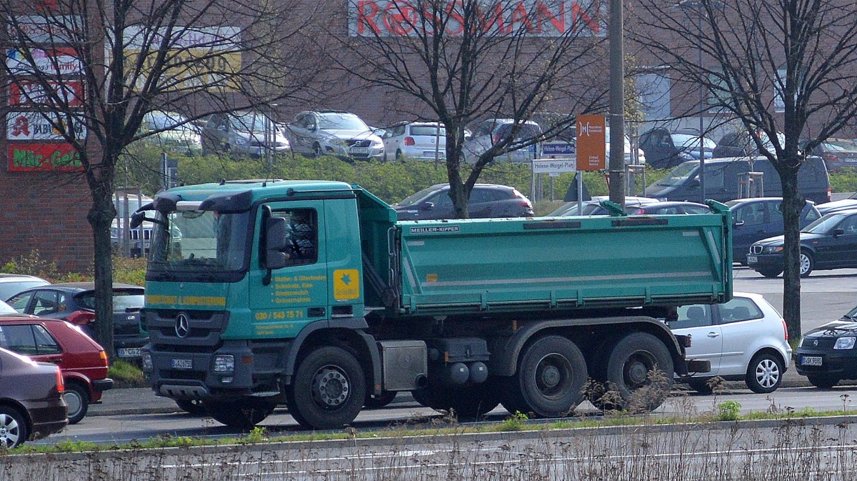 MB 3-Achs Kipper einer Berliner Fa. am 03.04.14 Berlin-Marzahn.