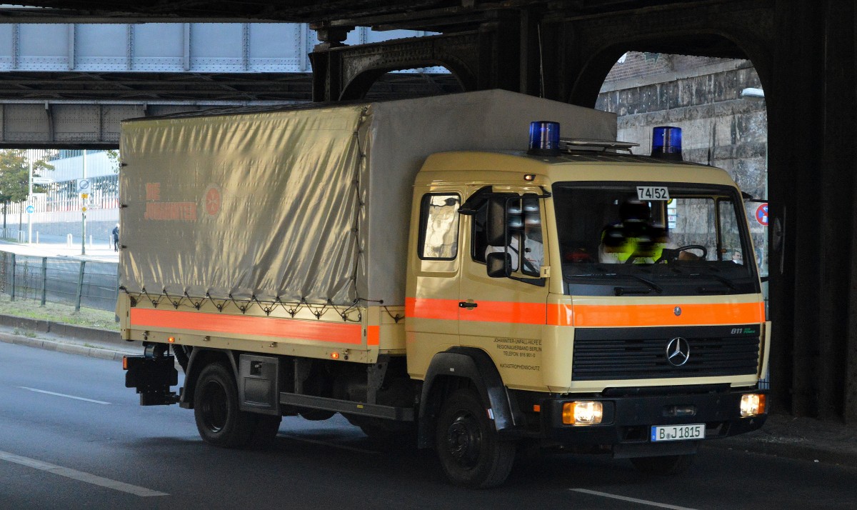 MB 811 LKW mit Pritschenaufbau mit Planeüberzug, die Johanniter (Katastrophenschutz) Regionalverband Berlin am 03.10.15 Berlin-Schöneberg. 
