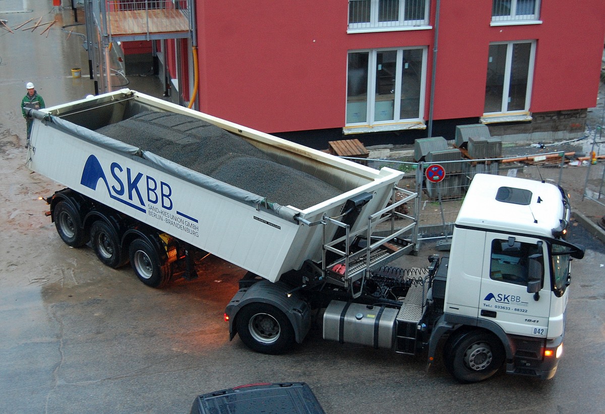 MB ACTROS 1841 Sattelkipper der Fa. SKBB am 26.09.13 Berlin-Pankow.