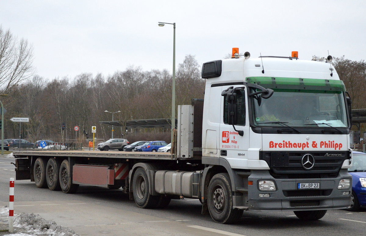 MB ACTROS 1844 der Fa. Breithaupt & Philipp mit langem flachen Trailer am 07.02.17 Berlin-Marzahn.