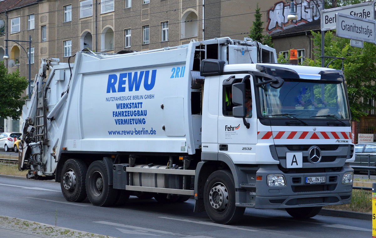 MB ACTROS 2532  Müllentsorgungsfahrzeug von der Fa. REWU NUTZFAHRZEUGE BERLIN GMBH für die Fa. Fehr im Einsatz am 10.06.15 Berlin-Pankow. 
