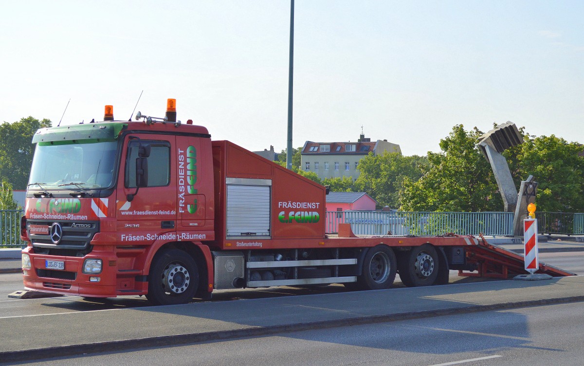 MB ACTROS 2536 BlueTec5 Transport-LKW der Fa. E.FEIND für ihre Straßenbaumaschinen am 07.08.15 Putlitzbrücke Berlin-Moabit.