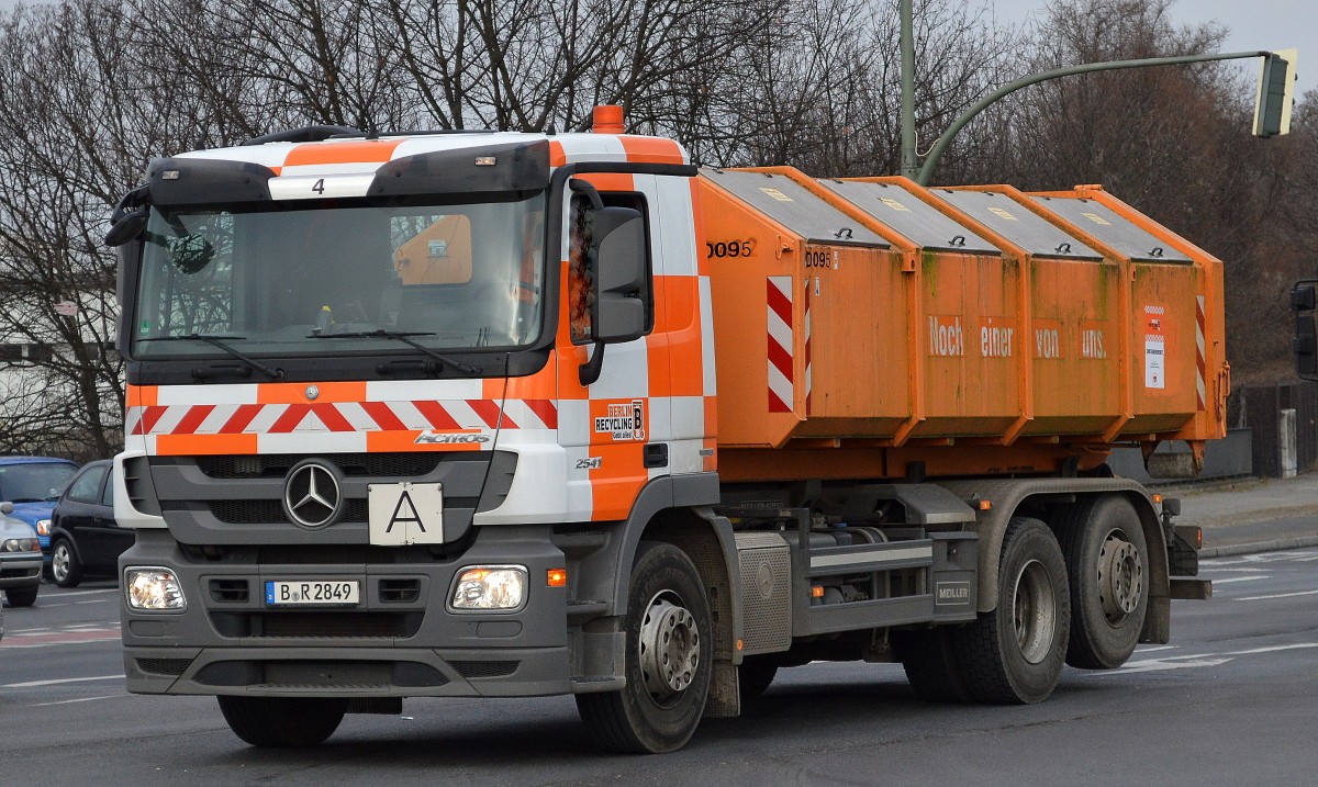 MB ACTROS 2541 Abrollkipper der Fa. Berlin Recycling auf dem Weg zum Berliner Westhafen am 09.03.15