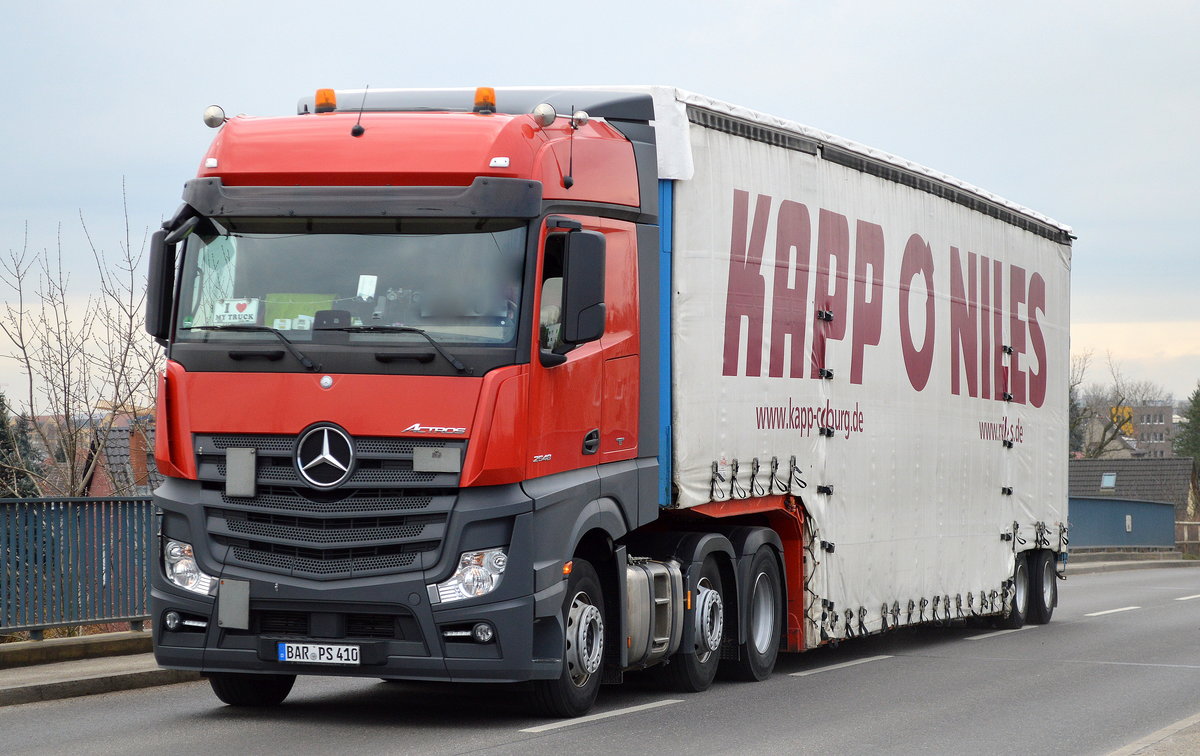 MB ACTROS 2548 Sattelzug mit großvolumigen tiefliegendem Trailer mit Planeüberzug (KAPP O NILES) am 06.03.17 Geshrenseestr. Berlin, Brücke.