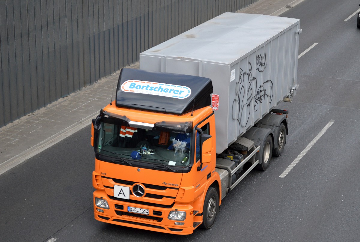 MB ACTROS 2551 Abrollkipper der Fa. Bartscherer am 13.04.15 Berliner Stadtautobahn Höhe Kaiserdamm.