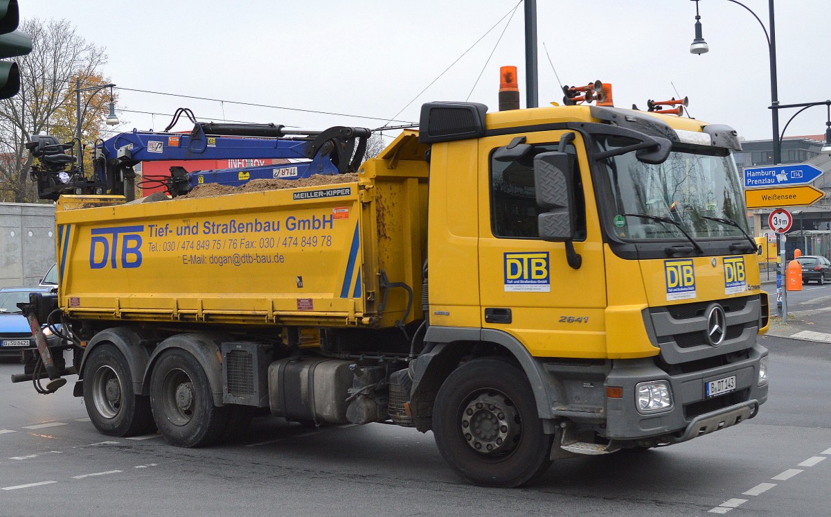 MB ACTROS 2641 Baukipper (Selbstlader) der Fa. DTB Tief- und Straßenbau GmbH am 12.11.14 Berlin-Pankow.