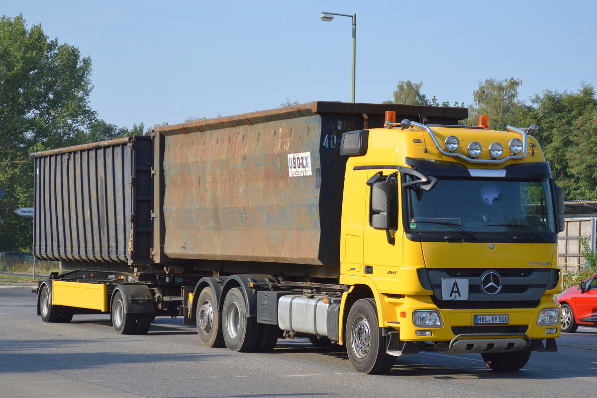 MB ACTROS 2641 Wechsellader als Hängerzug mit zwei Abrollcontainern, 12.09.16 Berlin-Marzahn.