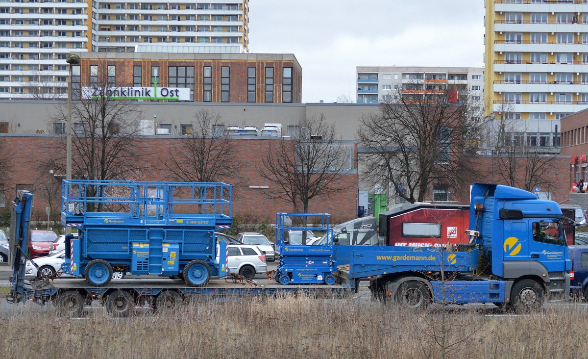 MB ACTROS Sattelzug mit Ladebücke mit zwei mobilen Teleskoparbeitsbühnen Typen? beladen der Vermietfirma Gardemann, 15.03.16 Berlin-Marzahn. 