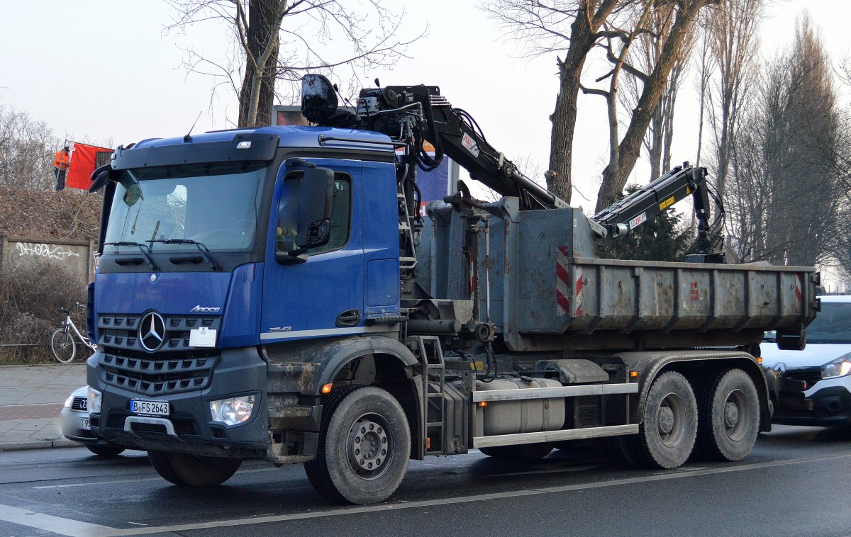 MB AROCS 2643 Abrollkipper (Selbstalder) am 18.02.16 Berlin-Pankow.