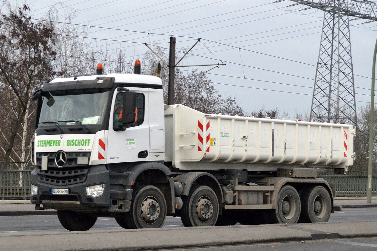 MB AROCS 3245 Abrollkipper der Fa.STEHMEIER + BISCHOFF am 13.12.16 Berlin-Marzahn.