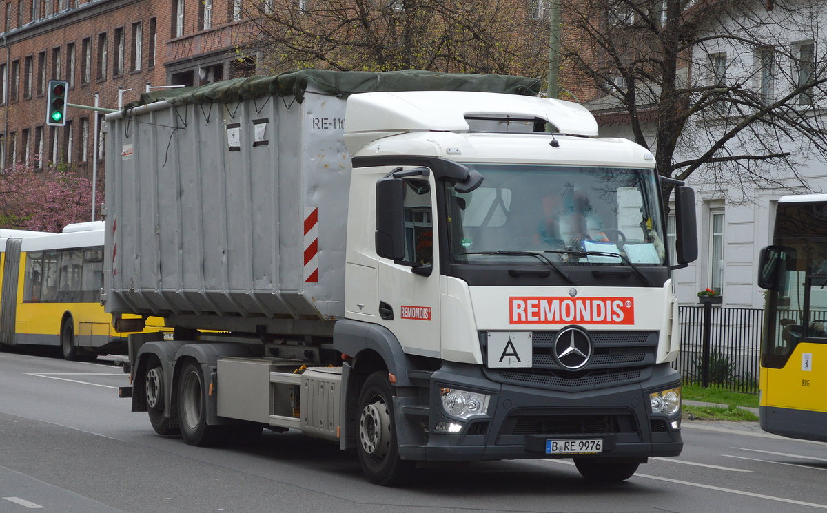 MB AROCS Abrollkipper der Fa.REMONDIS am 20.04.16 Berlin-Weißensee.