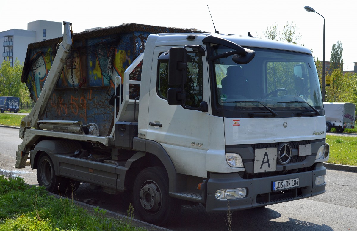 MB ATEGO 822 Absetzkipper am 19-04-14 Berlin-Pankow.