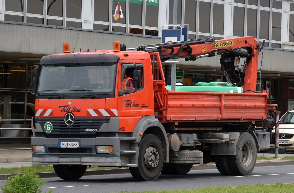 MB ATEGO Baukipper und Selbstlader (PALFINGER PK 9501) der Fa. Tell Bau am 11.04.14 Schönefeld.  