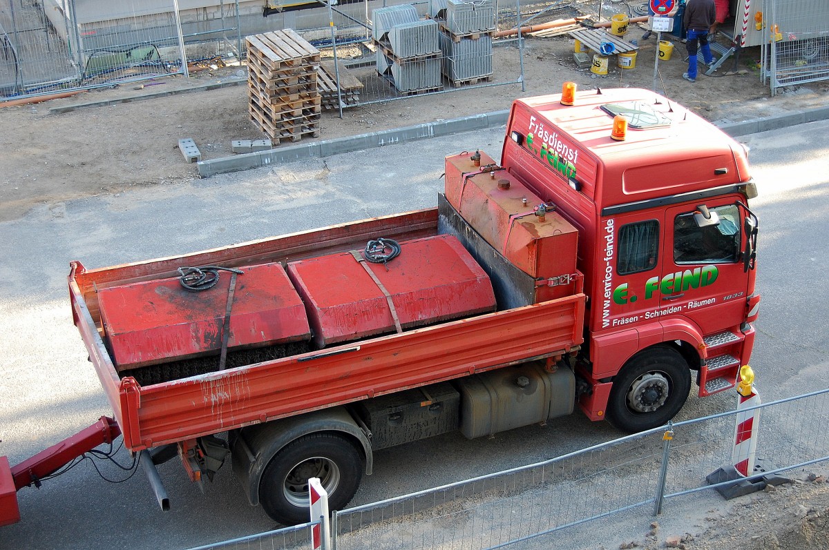 MB AXOR 1833 Baukipper der Fa. E.FEIND mit Kehraufs�tzen beladen, 14.08.13 Berlin-Pankow.