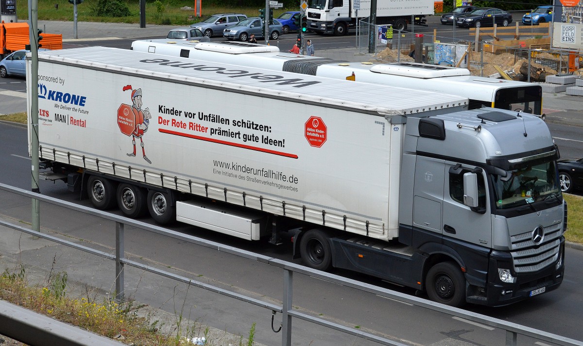 MB NEW ACTROS 1846 Sattelzug der Sped. KRONE am 26.05.15 Berlin-Adlershof.