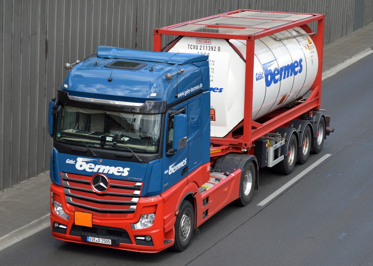 MB NEW ACTROS 1951 Sattelzug mit Gefahrgut-Tankcontainer der Fa. Gebr.bermes am 07.05.15 Berliner Stadtautobahn Höhe Kaiserdamm.