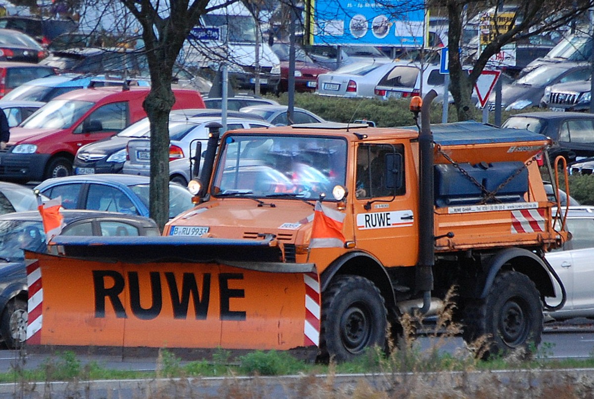 MB UNIMOG mit gro�em R�umschild der Fa. RUWE am 05.11.13 Berlin-Marzahn.