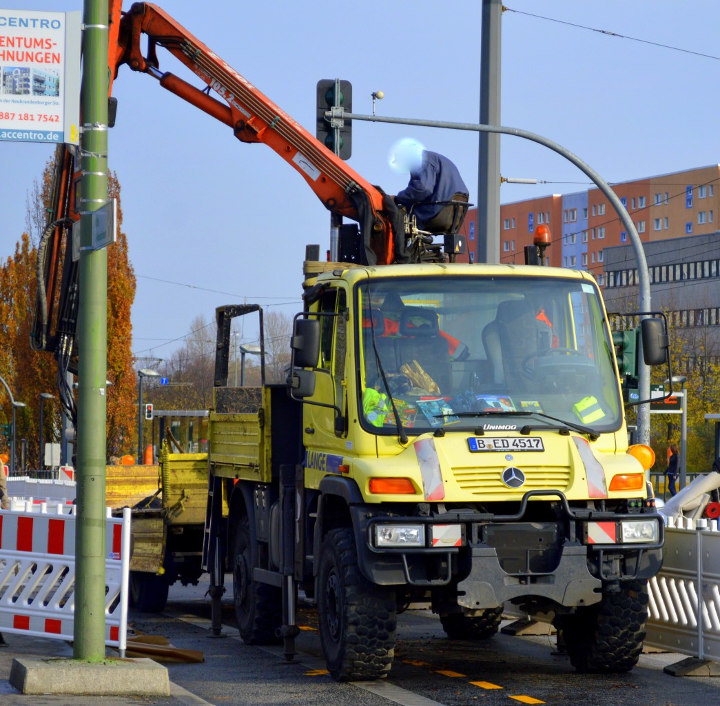MB UNIMOG  wahrscheinlich U 400 (Selbstlader) der Fa. LANGE an einer kleinen Baustelle am S-Bhf. Berlin-Hohenschönhausen, 11.11.14