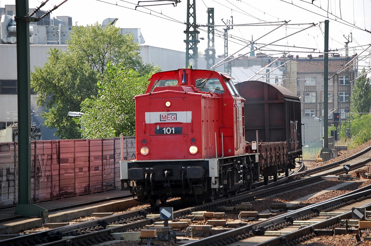 MEG 101 (204 358-6) mitzwei G�terwagen Richtung Berlin-Gesundbrunnen am 22.08.13 Berlin-Wedding.
