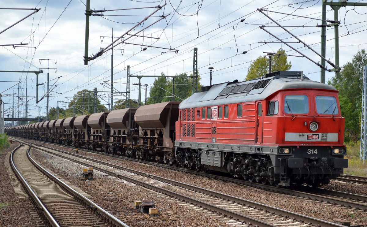 MEG 314 (232 239-4) mit einem sehr langem Ganzzug Schüttgutwagen am 09.09.14 Durchfahrt Bhf. Flughafen Berlin-Schönefeld.