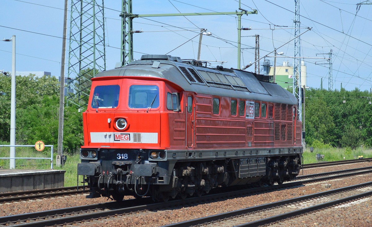 MEG 318 (232 690-8) ist im Bhf. Flughafen Berlin-Schönefeld eingefahren und wartet dort schon auf die Übernahme eines MEG Zementstaubzuges gezogen von MEG 704 am 06.06.15
