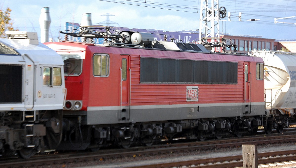 MEG 701 (91 80 6155 124-1 D-MEG, LEW Bj.1980) am Haken von 247 042-5 am 29.10.13 Berlin-Springpfuhl.
