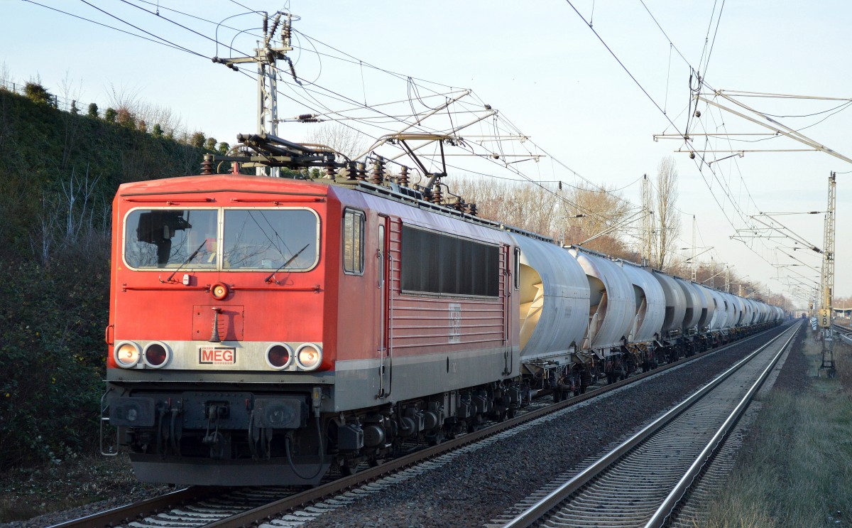 MEG 703 (155 184-5)) bringt den leeren Zementstaubzug zum Industrieübergabegebiet Berlin Nordost zur Übergabe an Diesellokomotive und holt vollen Zug ab, 10.12.15 Berlin-Hohenschönhausen.