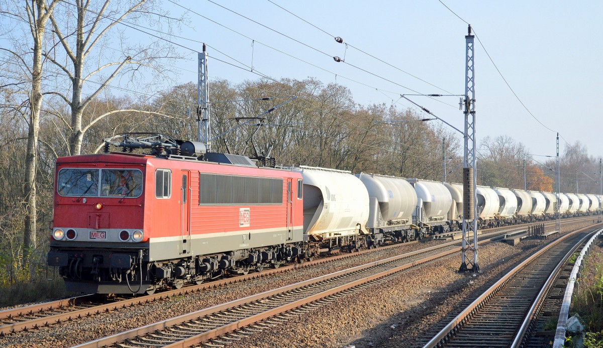 MEG 708 (155 046-6) mit Zemenzstaubzug Richtung Orainienburg am 27.11.14 Mühlenbeck/Mönchmühle bei Berlin. 