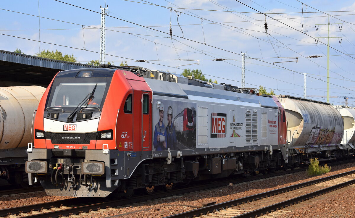 MEG - Mitteldeutsche Eisenbahn GmbH, Schkopau [D] mit der geleasten ELP Eurodual Lok  159 217-9  [NVR-Nummer: 90 80 2159 217-9 D-ELP] und einem Zementstaubzug aus Rüdersdorf hielt kurz zum Personalwechsel am 27.08.25 Höhe Bahnhof Schönefeld b. Berlin.