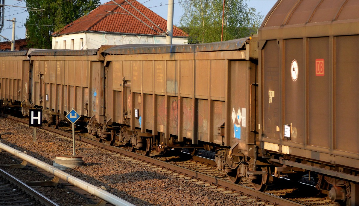 Mehrere Drehgestell-Kastenwagen mit Rollplaneabdeckung vom Einsteller ON Rail GmbH im Bild der Wagen mit der Nr. 33 RIV 80 D-ORME 080 6 802-6 Tamns ? am 19.04.14 Berlin-Heinersdorf.