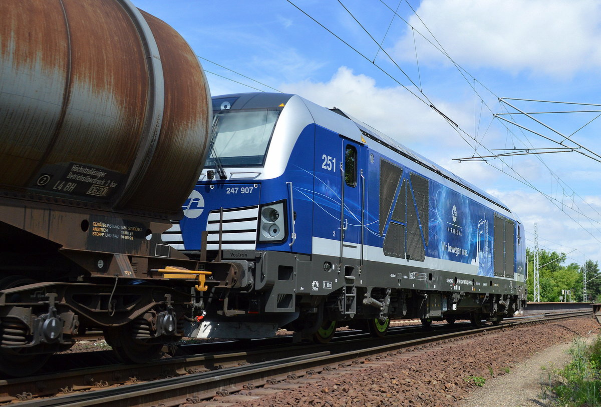 Meine subjektive Meinung, das objektive Highlight 2017 der in diesem Jahr neu zugelassenen privaten Loks, die neue Siemens Vectron Diesellok von InfraLeuna, die 247 907 (251) (92 80 1247 907-9 D-LEUNA). Hier mit Kesselwagenzug (leer) Richtung Stendell am 14.06.17 in der Berliner Wuhlheide.