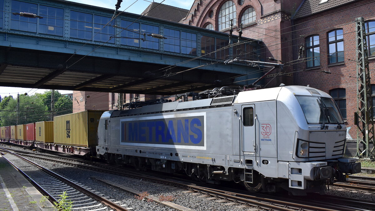 METRANS a.s., Praha [CZ] mit ihrer  383 401-7  [NVR-Nummer: 91 54 7383 401-7 CZ-MT] und einem Containerzug Richtung Hamburger Hafen am 14.05.25 Höhe Bahnhof Hamburg-Harburg.