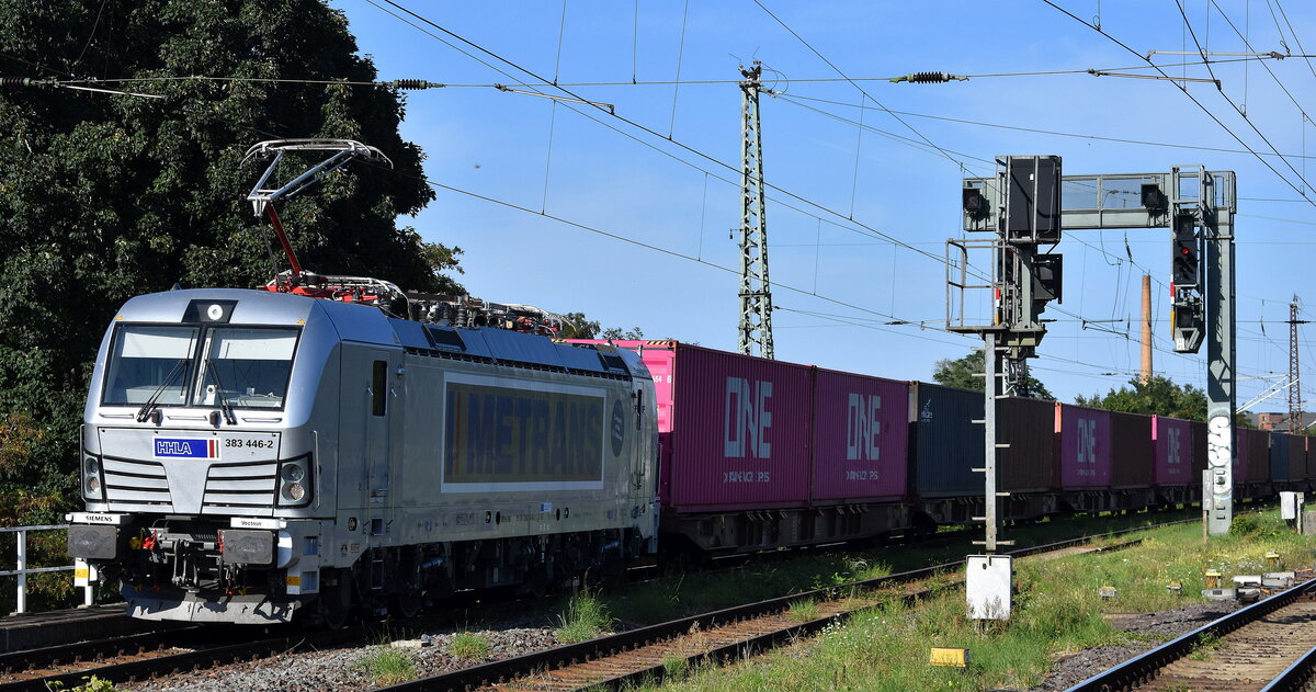 METRANS a.s., Praha [CZ] mit ihrer neuen Vectron  383 446-2  [NVR-Nummer: 91 54 7383 446-2 CZ-MTR] und einem Containerzug am 11.08.25 Höhe Bahnhof Magdeburg-Neustadt.
